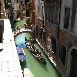 Apartment Balcone Sul Canale, Venedig